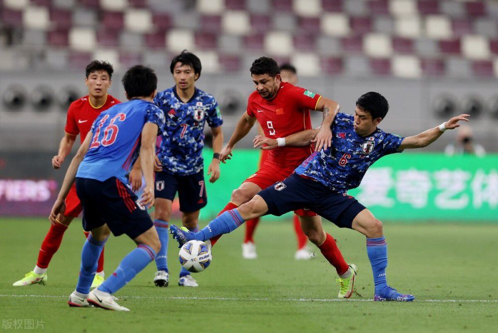 在阿根廷主场0-2负于乌拉圭的比赛迪巴拉整场都坐在替补席上，而在阿根廷客场1-0战胜巴西的比赛迪巴拉更是没进比赛名单，只能在看台观战。